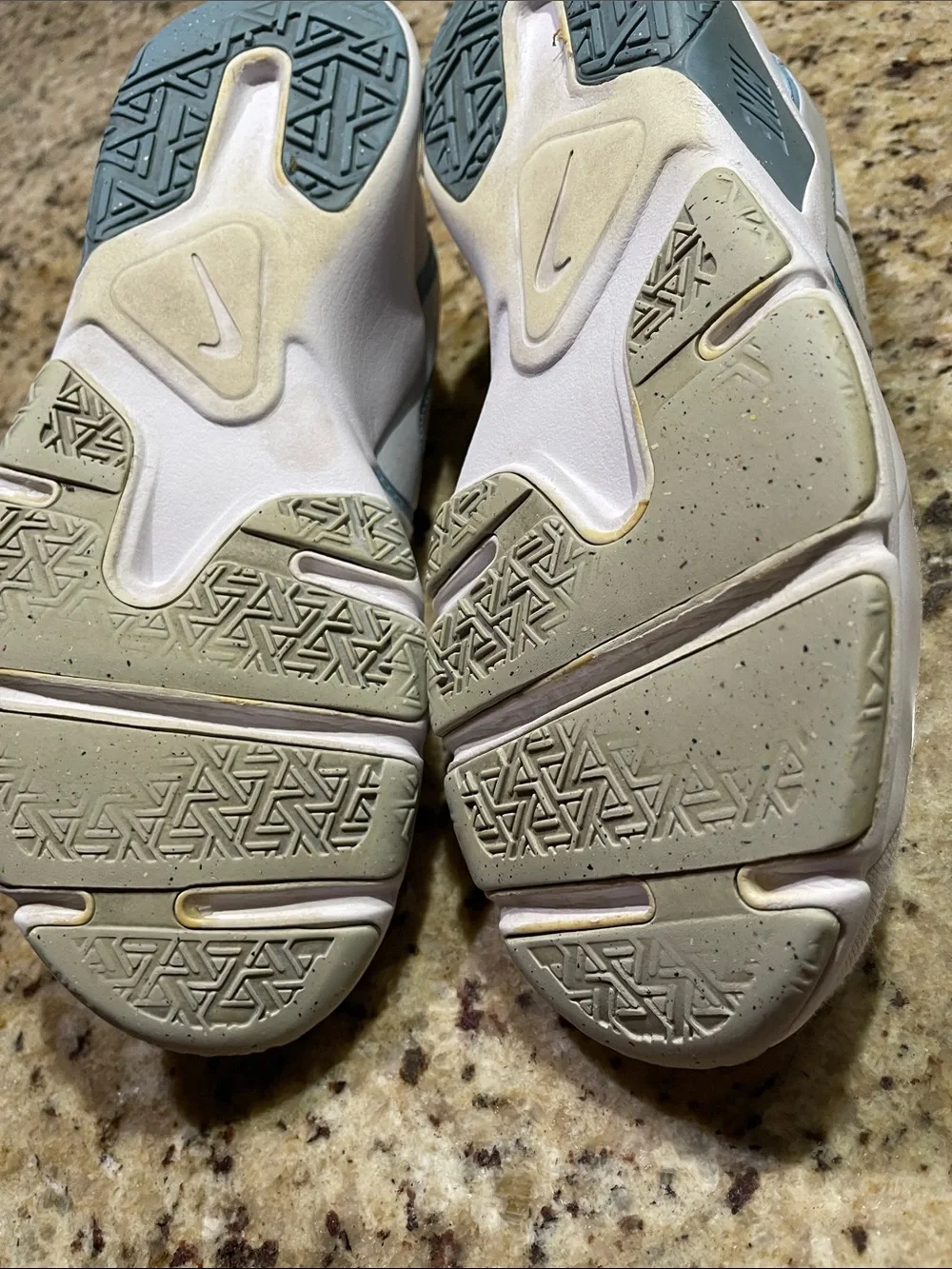 Nike Legend Essential 2